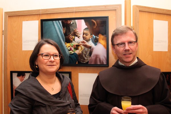 Fotografin Regina Maria Suchy und Pater Dr. Cornelius Bohl