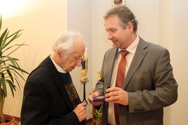 Jubilar Pater Dr. Johannes Ortynskyj mit Bürgermeister Markus Dollacker.