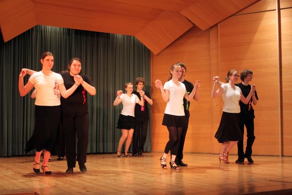 Eine Formation junger Tänzer der Tanzschule Haug begeisterte mit einer beschwingten Tanzshow.