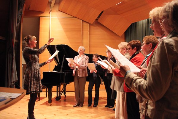 Der Kirchenchor St. Antonius Kümmersbruck unter Leitung von Susanna Müssig-Wilczek bewies mit Liedern rund ums Wasser, dass er mehr als geistliche Lieder singen kann.