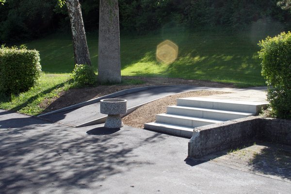 Treppe und behindertengerechte Rampe wurden neu angelegt im Ensdorfer Friedhof.
