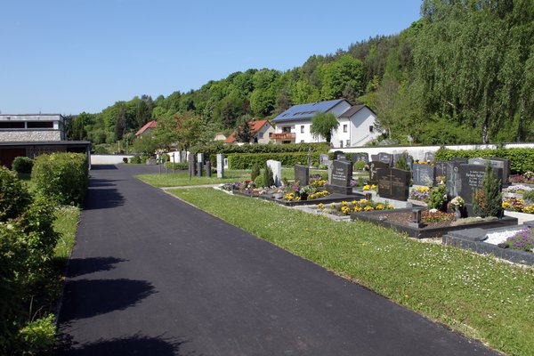 Saniert wurden Wege und Flächen im Ensdorfer Friedhof.