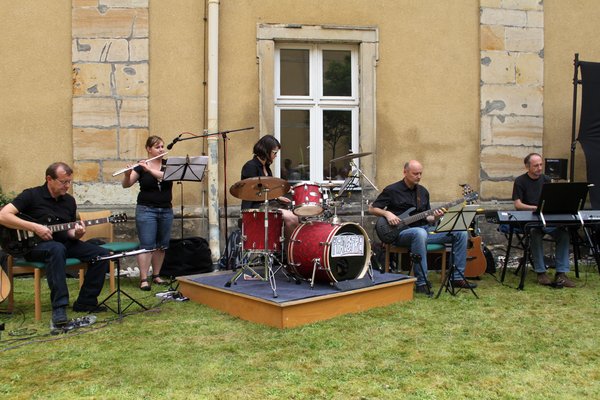 Die Band „Pfandfrei“ mit v.li. Jochen Achhammer, Sabrina Graßmann, Magdalena und Jürgen Zach sowie Anton Lautenschlager begleiteten die Chöre.