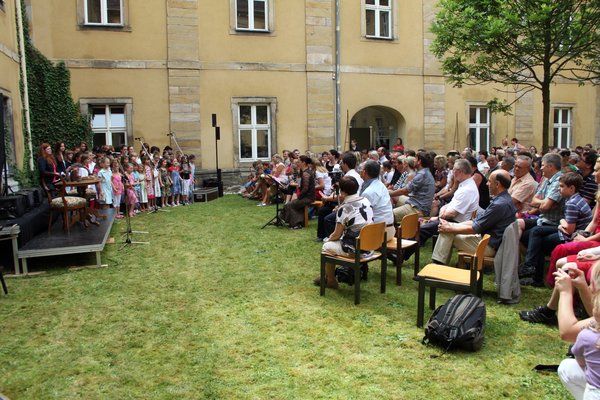 Der Kinderchor Ensdorf, der Piccolinichor und der Jugendchor Schwandorf sangen begeisternd das Don-Bosco-Musical „Ich lass dich nicht im Regen stehn“.