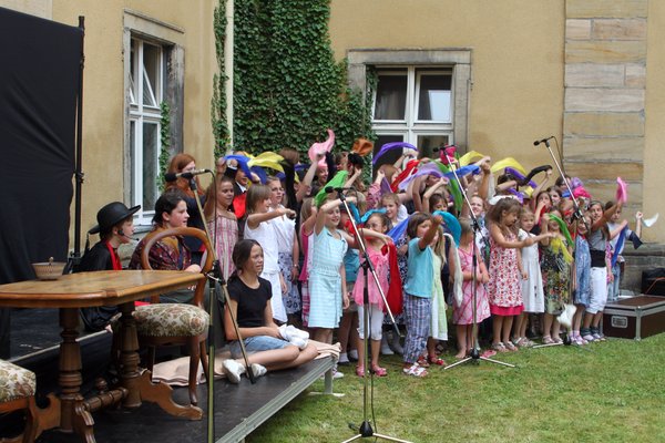 Der Kinderchor Ensdorf, der Piccolinichor und der Jugendchor Schwandorf sangen begeisternd das Don-Bosco-Musical „Ich lass dich nicht im Regen stehn“.