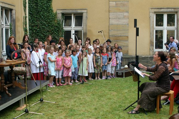 Der Gesamtchor mit musikalischer Leiterin Elke Bauer-Hammer (re.).