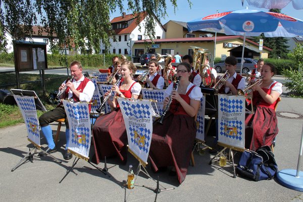 Zünftig spielte die „Neukirchner Blasmusik“ zum bayerischen Frühschoppen der Feuerwehr auf.