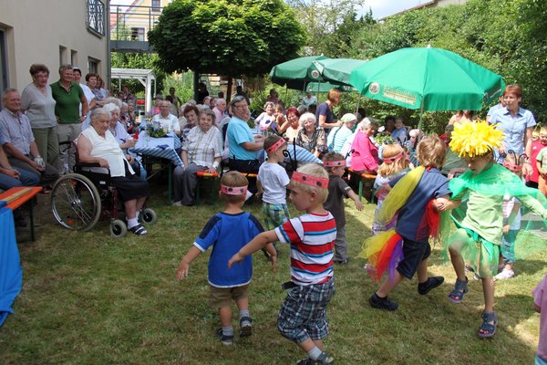 Der Kindergarten St, Jakob Ensdorf begeisterte die Senioren mit seiner lustigen „Wiesenparty“.