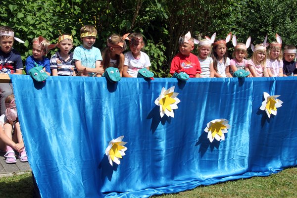 Lustig das „Froschkonzert“ der Kindergartenkinder.