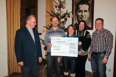 Pfarrer Pater Hermann Sturm, die Organisatoren des 20. Ensdorfer Adventbasar Hans Ram, Christine Hecke und Isabel Lautenschlager, rechts der „technische Leiter“ Franz Bleicher.