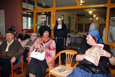 Fasching im Seniorenheim.