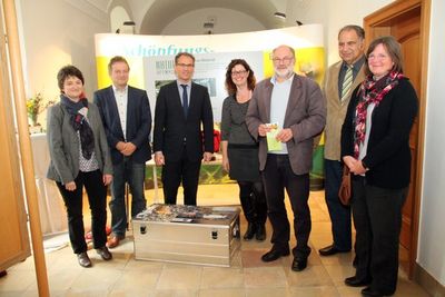 V. li.: Rektorin Helga Gradl von der Mittelschule Ensdorf, Museumsleiter Dr. Michael Apel vom Museum Mensch und Natur, Vorstandsvorsitzender Dieter Meier von der Sparkasse Amberg-Sulzbach, Umweltstationsleiterin Ute Meindl-Kett, Hans-Dieter Schuster und D
