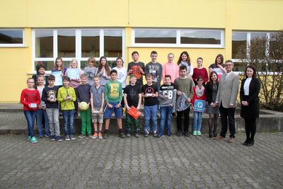 Die Preisträger beim Malwettbewerb der Volks- und Raiffeisenbanken mit Rektorin Helga Gradl (li.) und Geschäftsstellenleiter Robert Falter und den Serviceberaterinnen Agnes Janker und Melanie Peter (re.)