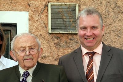 Der Jubilar mit Bürgermeister Markus Dollacker.
