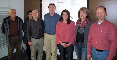 Ortsvorsitzender Hans Ram (rechts), die Gemeinderäte Augustin Berschneider und Herbert Scharl (von links) und Schriftführerin Sigrid Gebhardt (Dritte von rechts) bedankten sich bei Breitbandexperten Hardy Barth (Mitte) und Bürgermeisterin Brigitte Bach