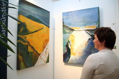 Gastkünstlerin Karin Eimer aus Schwandorf ist mit Acrylbildern dabei.