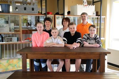 Stolz präsentieren sitzend von links Nadine Domogalla, Sascha Huger, Maximilian Schimmelpfennig und Kevin Erler ihr Werk. Stehend von links Rektorin Helga Gradl, Fachlehrerin Anita Hirsch und Schreinermeister Hubert Fischer.