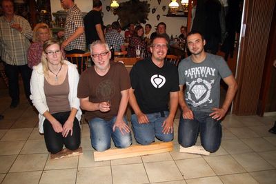Mit Holzscheitknien baten Steffi Scharl, Thomas Göldner, Stefan Dollowski und Stefan Roppert gnädig um Aufnahme in den Schnupfer-Club Ensdorf.
