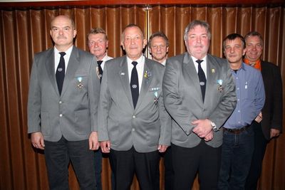 Die neue Vorstandschaft des Krieger- und Reservistenverein mit Bürgermeister Markus Dollacker. V. li.: 2. Vorsitzender Josef Wein, Beisitzer Joachim Hantke, 1. Vorsitzender Erich Brem, 1. Reservistensprecher Heiner Hammer, Schriftführer Erich Henle, der