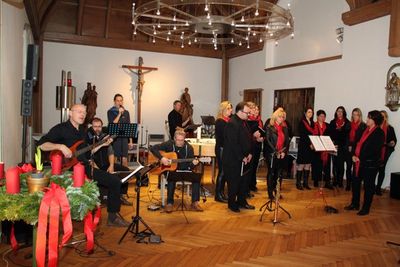 Links die Gruppe „creazione unisono“ mit v. li. Jürgen Zach (Bass, Gesang), Stefan Huber (Percussion), Monika Anglhuber (Gesang) und Manuel Dams (Gitarre), rechts die Gruppe „Canto Vero“ aus Kallmünz.