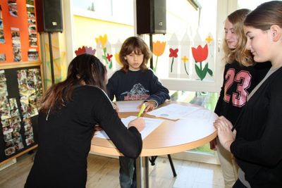 Gründungsmitglieder der Schülergenossenschaft „Der Grüne Daumen“ der Mittelschule Ensdorf unterschreiben die Satzung.