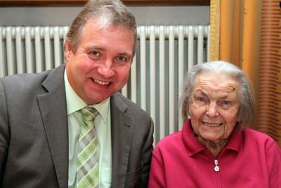 Bürgermeister Markus Dollacker mit der Jubilarin Mathilde Böhm