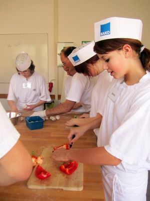 Unter anderem. erhielten die Teilnehmer einen „Vorgeschmack“ auf das Handwerk des Bäckers (besonders auch beim Probieren hinterher).