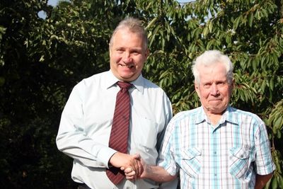 Bürgermeister Markus Dollacker (li.) gratuliert im Namen der Gemeinde Ensdorf Wilhelm Bär zu seinem 80. Geburtstag.