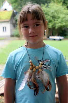 Zum ersten Mal dabei bei „Ferien zu Hause – cool“ ist die sechsjährige Katharina Musiolik aus Vilshofen. „Das ist toll!“ schwärmt sie. Indianerschmuck und Alphorn basteln gefiel ihr ganz gut. „Das Essen schmeckt gut. Dass wir aber Holzhäuse Zum ersten Mal dabei bei „Ferien zu Hause – cool“ ist die sechsjährige Katharina Musiolik aus Vilshofen. „Das ist toll!“ schwärmt sie. Indianerschmuck und Alphorn basteln gefiel ihr ganz gut. „Das Essen schmeckt gut. Dass wir aber Holzhäuse