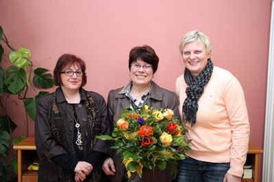 Margarete Krause (Mitte) wurde von der stellvertretenden BRK-Kreisgeschäftsführerin Sabine Bogner (li.) und der Ensdorfer Heimleiterin Lydia Brandl (re.) in den Ruhestand verabschiedet.