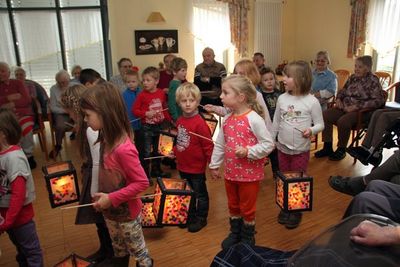 Laternenumzug der Vorschulkinder im Seniorenheim.