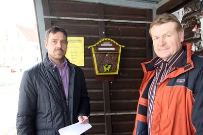 Roland Müller (li.) führt die Kandidatenliste der BDL an. Zusammen mit BDL-Sprecher Joachim Hantke (re,) stellte er den „Kummerkasten“ am Thanheimer Bushalthäuschen vor.