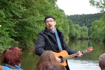Musikalische Floßfahrt auf der Vils.