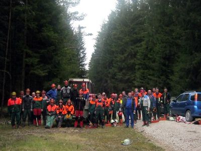 Teilnehmer und Ausbilder des Motorsägekurses der Freiwilligen Feuerwehr Wolfsbach.