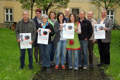 Die Künstler Kurt Hügelschäffer, Eugenia Bär, Margot Babl, Jutta Meyer, Bettina Scharr, Siegfried Link, Petra Groß und Kurt Seidel mit Klosterdirektor Pater Christian Liebenstein und Bürgermeister Markus Dollacker (v.li.).
