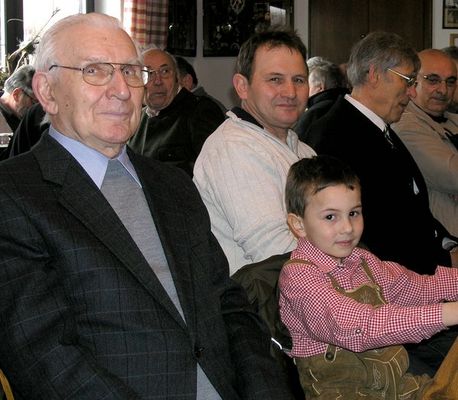 Der 88-jährige Salesianerbruder Josef Hierreth war der älteste Teilnehmer. Ihm überreichten die Organisatoren eine Flasche Sekt. Mit sechs Jahren ist Josef Rester der jüngste „Josef“ der Gemeinde Ensdorf. Er freute sich über einen riesigen Elektr