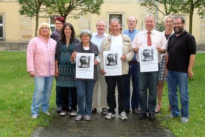 Die Künstler Ludmilla Reindl, Eugenia Bär, Bettina Scharr, Margot Babl, Klosterdirektor Pater Christian Liebenstein, die Organisatoren und Künstler Gerd Seidel und Siegfried Link, Bürgermeister Markus Dollacker, Künstlerin Anne Bentrop, Musiker Stef Die Künstler Ludmilla Reindl, Eugenia Bär, Bettina Scharr, Margot Babl, Klosterdirektor Pater Christian Liebenstein, die Organisatoren und Künstler Gerd Seidel und Siegfried Link, Bürgermeister Markus Dollacker, Künstlerin Anne Bentrop, Musiker Stef