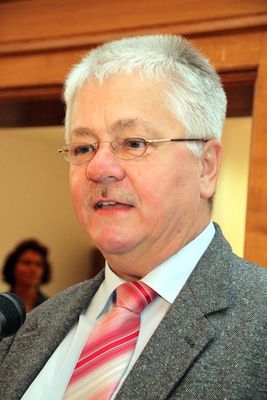 MdL Reinhold Strobl hatte vor 25 Jahren die Ausstellung „Freizeit Hobby Kunst“ ins Leben gerufen und eröffnete auch die Jubiläumsausstellung.