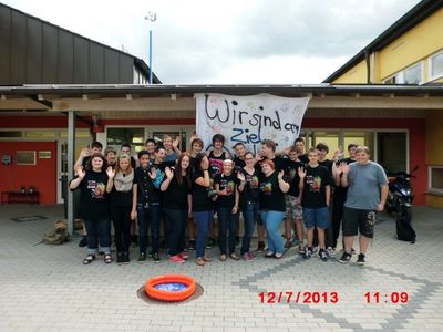 „Wir sind am Ziel ... und die Lehrer am Ende!“ Abschlussklasse der Mittelschule Ensdorf.