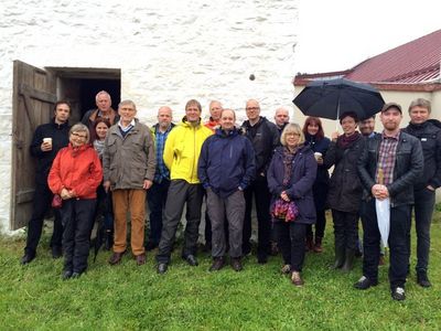 Die Gruppe norwegischer Archäologen vor dem Stephansturm in Ensdorf. 4. v. l. Josef Bartmann, 8. v. l. Dr. Mathis Hensch.