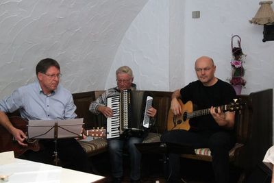 Die Musikcombo des Kunstverein Unverdorben aus Neunburg vorm Wald mit v. li. Klaus Götze (Gitarre), Günter Schmid (Akkordeon) und Jürgen Zach (Bass).