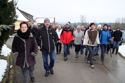 Stellvertretende Vorsitzende der „Bürgerinitiative für Lebensqualität Ensdorf“ Andrea Paulus (li.) mit Teilnehmern des „Spaziergangs“ an der engen Zufahrt zum geplanten Schweinemastbetrieb in Uschlberg.