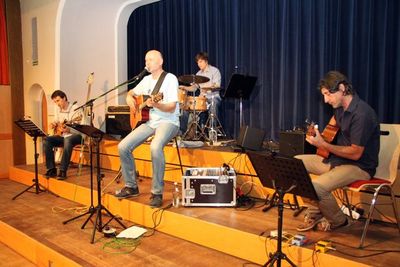 Die Band v. li. Bassist Christian Schmid, Sänger und Gitarrist Jürgen Zach, Schlagzeuger Jonas Sorgenfrei und Gitarrist Cyrus Saleki.