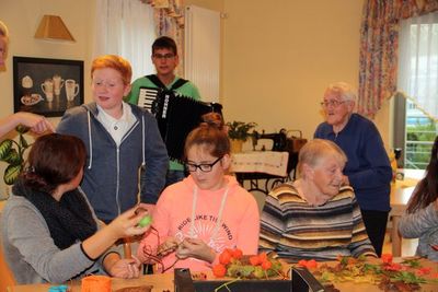 Basteln im Seniorenheim.