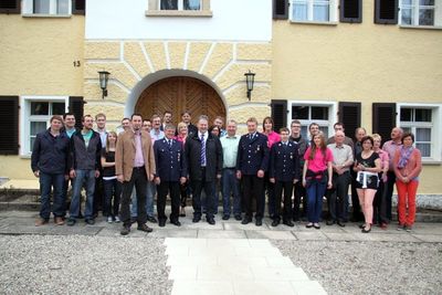 Feuerwehrdelegationen aus Ensdorf und Thanheim samt Schirmherren kamen zur Festbierprobe nach Naabeck.