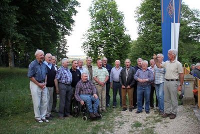 Den Sängerfrauen widmete der Männergesangverein Ensdorf mit Chorleiter Gerhard Tschaffon (re.) ihr kleines Konzert beim traditionellen Waldfest auf dem Eggenberg.
