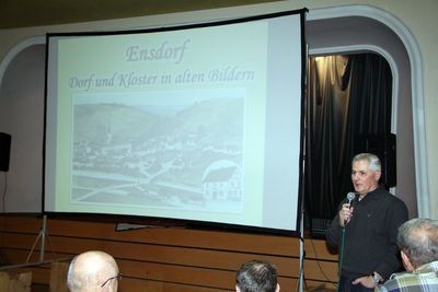 Hans Weiß bei seiner Präsentation „Ensdorf – Dorf und Kloster in alten Bildern.