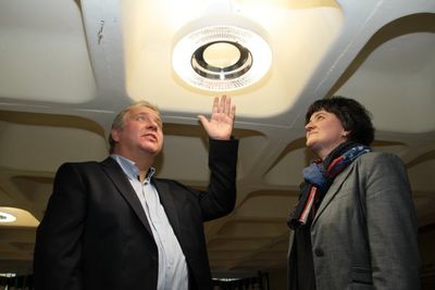 Um sich genau über die neu installierte LED-Beleuchtung informieren zu können, stiegen Bürgermeister Markus Dollacker und Rektorin Helga Gradl in der Pausenhalle gar auf einen Tisch.