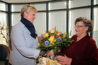 Heimleiterin Lydia Brandl (li.) bedankte sich bei Anna Schindler für deren langjährige ehrenamtliche Tätigkeit im BRK-Seniorenheim St. Jakob mit einem bunten Blumenstrauß.
