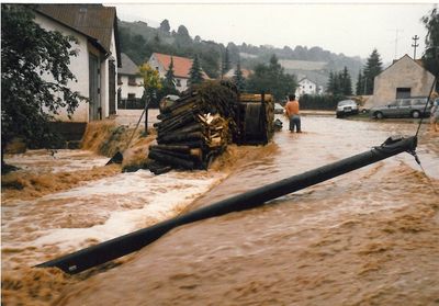 Die Wassermassen beim alten Feuerwehrhaus in der Schwandorfer Straße.